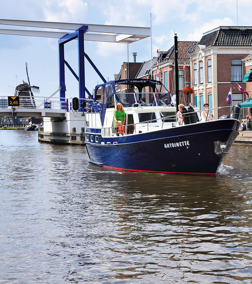 Jachtcharter vaart door het dorp